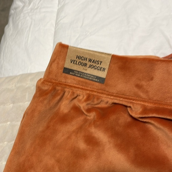 PINK
Varsity Velour Crewneck sweatshirt and High-Waist Velour Jogger. - Picture 4 of 11